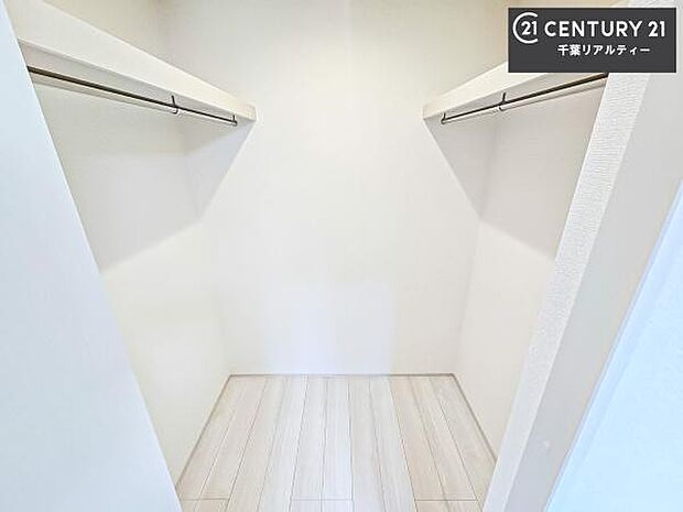 ウォークインクローゼット付きです。たくさんのお洋服などを収納しておけそうですね！他にも扇風機や加湿器など季節物の大きな家電も収納できます。