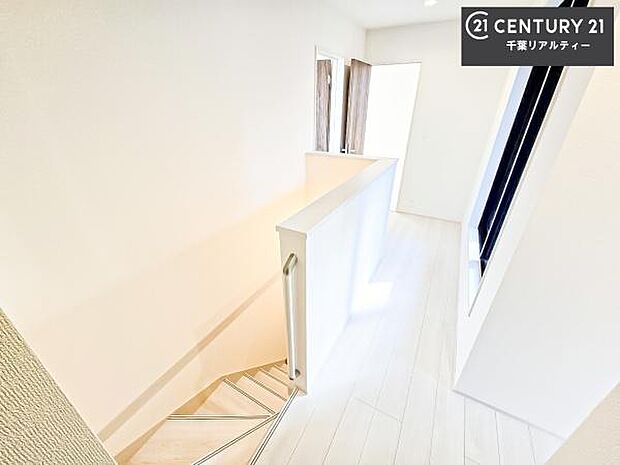 階段は明るく手摺りもついています。お子様やご年配の方も安心してご利用頂けますね。