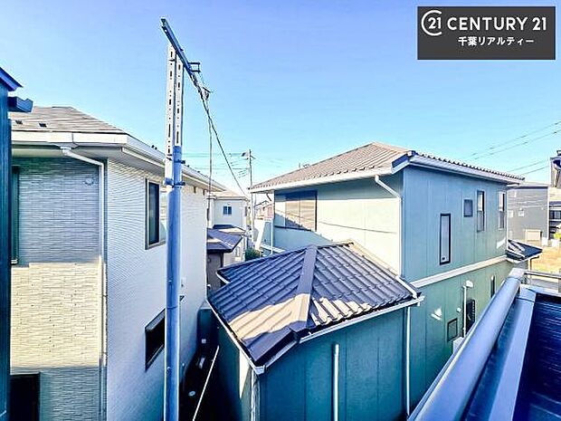 落ち着きある住宅街です！周囲には高い建物がなく、空が広く開放感があり、陽当たりを大きく遮られることもありません！気持ちの良い風が通り抜ける街並みです！