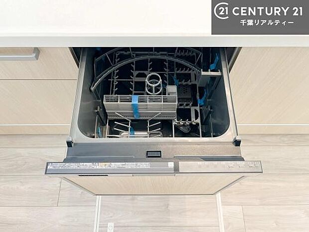 食洗機付きのキッチンです！忙しい時や手荒れ防止として大変活躍する便利な仕様です！ビルトインなのでキッチンの場所を取らず調理スペースを広く使うことが出来ます！