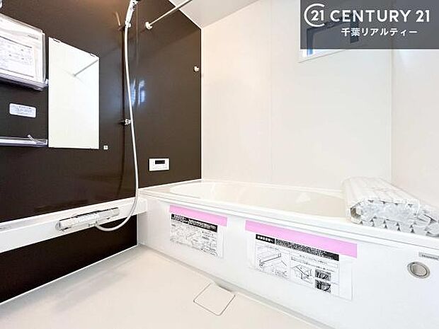 落ち着きある大人の雰囲気のバスルームは、味が出ていてバスタイムが充実！お仕事頑張っているご褒美にお好みの匂いの入浴剤を入れて、楽しんでみてはいかがでしょうか？