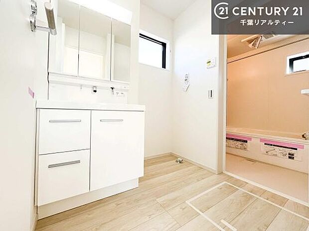 小窓付きの明るい洗面室です！湿気もすぐに入れ替えができて清潔に保つことができます！自然光が差し込むのでお化粧の仕上がりも良くなりますね！