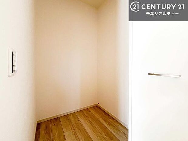 ウォークインクローゼット付きです。たくさんのお洋服などを収納しておけそうですね！他にも扇風機や加湿器など季節物の大きな家電も収納できます。