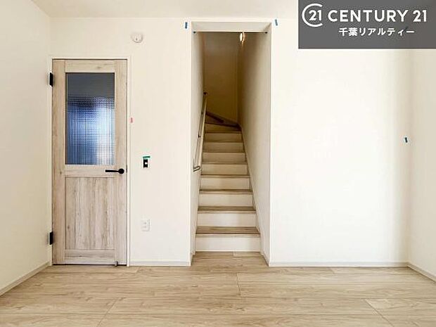 階段は明るく手摺りもついています。お子様やご年配の方も安心してご利用頂けますね。