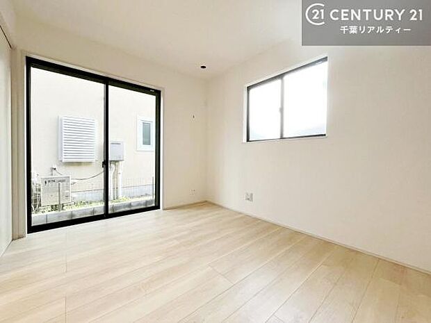 リビングと隣接した洋室は、家事の休憩スペースやキッズスペースとして活用するのもよさそうですね！