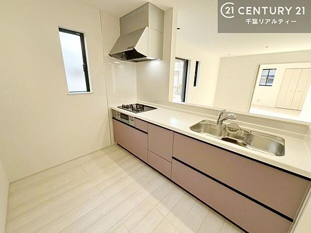 大人気の対面式システムキッチンを採用しています！ご家族のコミュニケーションが自然と増える設計です。お子様にも目が届くので嬉しいですね。広々使えて快適に作業が進みます。