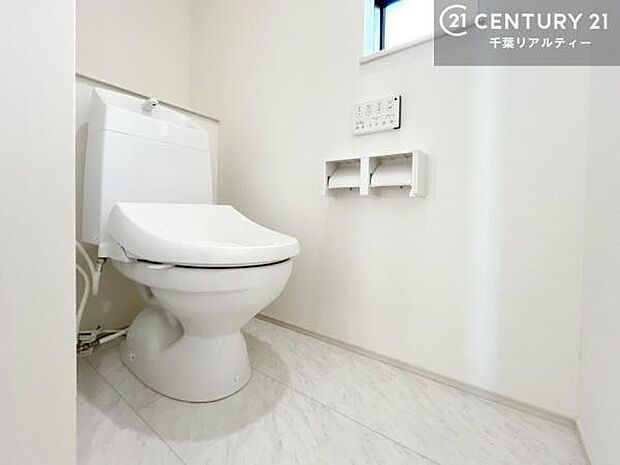 温水洗浄便座につき、冬場は便座が暖かくできるので冷たい便座に座らずに済む嬉しい仕様です！シンプルなカラーを基調としているので、お手入れがしやすいです。