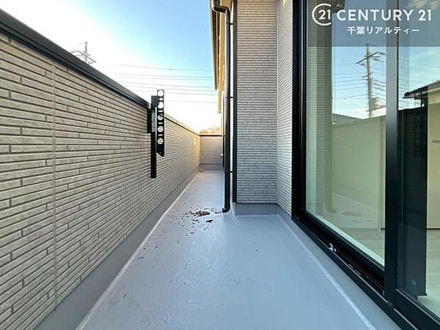 2部屋から出入りできるバルコニーは、洗濯物を干すのに便利なだけでなく、家族の行き来もスムーズな使い勝手の良い空間です。