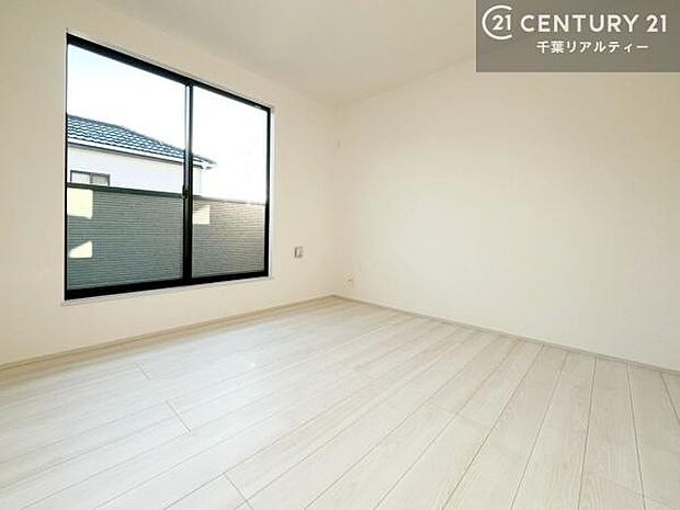 全居室南西向きのため、一日を通して陽当たりが良く、どのお部屋でも明るく開放的な時間をお過ごしいただけます。