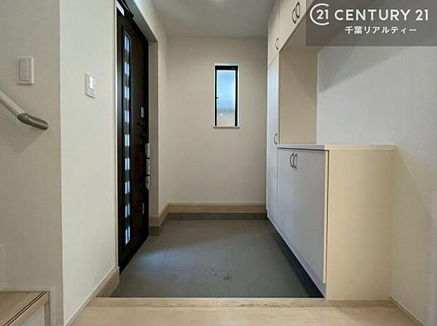 疲れて帰ってきても、ただいま！を言いたくなる、優しく迎え入れてくれる空間になっています。明るく温もり溢れる玄関です！