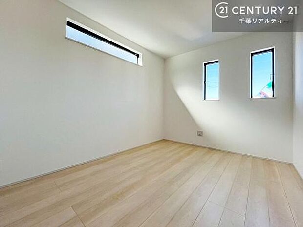 掃き出し窓がない洋室は子供部屋に最適です！2面採光にもなっておりしっかり光も入るので快適にお過ごしいただけます！