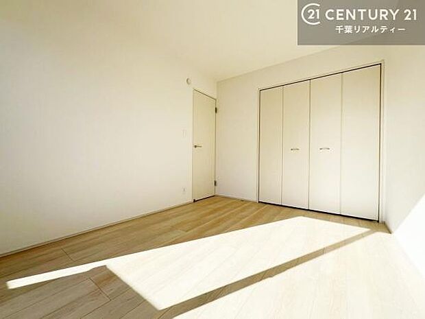 明るい室内は、風通しも良く、明るく大変居心地の良い空間となっております。リラックスして過ごせる心地の良いお部屋です！朝の目覚めがスッキリしますね！