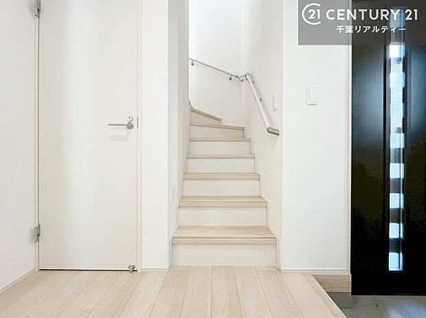 階段は明るく手摺りもついています。お子様やご年配の方も安心してご利用頂けますね。