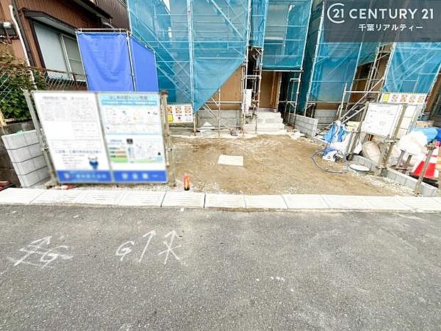 駐車スペースは2台分あります！セカンドカーはもちろん、バイクや自転車なども置き場所に困りません。