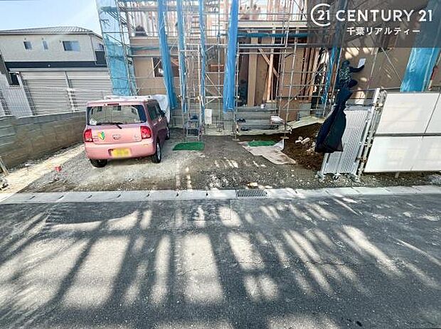 駐車スペースは2台分あります！セカンドカーはもちろん、バイクや自転車なども置き場所に困りません。