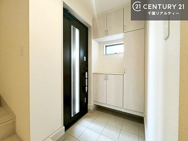 シューズボックス付きなので、玄関が片付きお掃除がしやすいです！スッキリした玄関で戸を開けた瞬間、清潔感のある心地いい空間が出迎えてくれます。