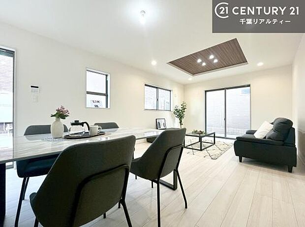 大きな窓からたっぷりの陽ざしが入る明るいリビング。開放感のあるリビングで家族団らんのくつろぎの時間を過ごせます。