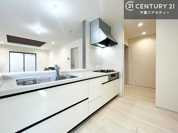 大人気の対面式システムキッチンを採用しています！ご家族のコミュニケーションが自然と増える設計です。お子様にも目が届くので嬉しいですね。収納力もあります！（同仕様写真）