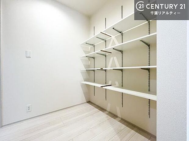 パントリー付きで、キッチン周りの収納力が豊富。食材や調理器具をすっきり整理でき、いつでも使いたいものが手の届く場所に。キッチンを広々と使えて、効率的な家事動線を実現します。