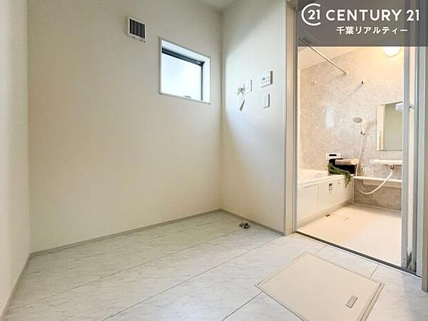 洗面所と脱衣所がそれぞれ独立しています。そのためご家族が入浴中でも安心して洗面所を利用できます。