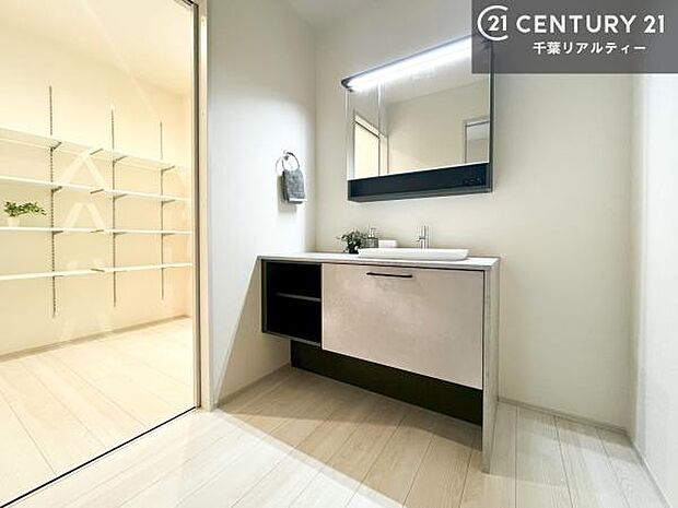 身なりを整える洗面所は、清潔感が大事です！水周りの清潔感のある雰囲気を演出！気持ちよくお使いいただけます。