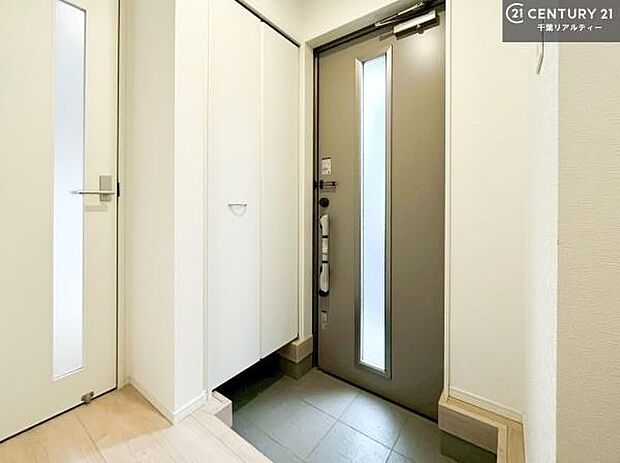 疲れて帰ってきても、ただいま！を言いたくなる、優しく迎え入れてくれる空間になっています。明るく温もり溢れる玄関です！