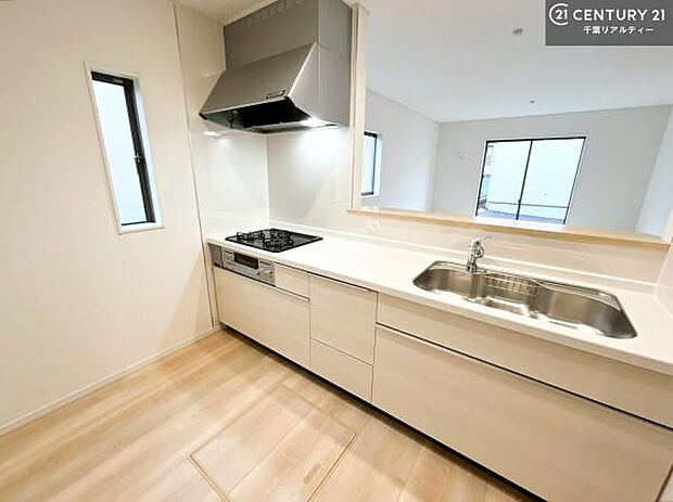 大人気の対面式システムキッチンを採用しています！ご家族のコミュニケーションが自然と増える設計です。お子様にも目が届くので嬉しいですね。広々使えて快適に作業が進みます。