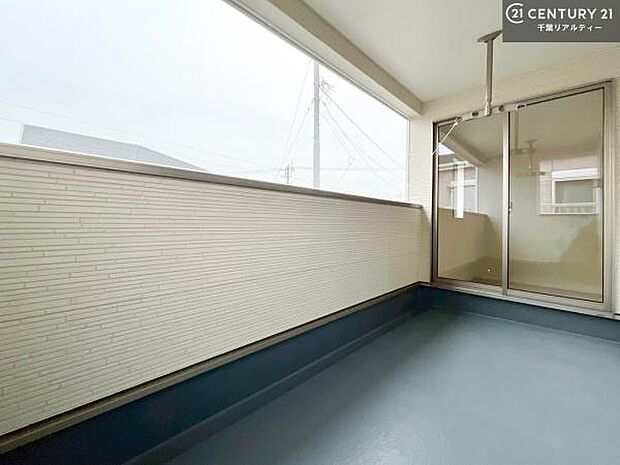 広々としたバルコニーで一日の始まりをスタート！お洗濯ものをたっぷり気持ちよく干せます！