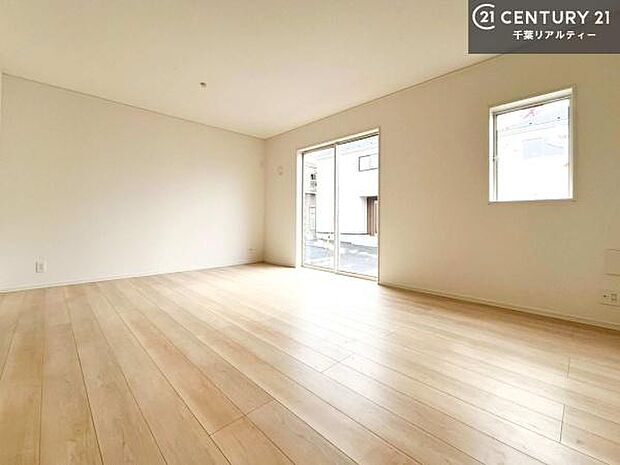 優しい陽だまりがリビングを包んでくれて居心地の良い空間を演出してくれます！自然と家族が集い会話が増える心地よい空間！