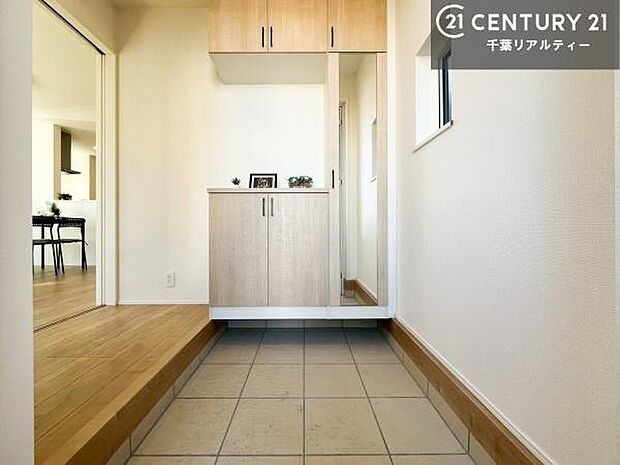 姿見付きシューズボックスで、玄関が片付きお掃除がしやすいです！スッキリした玄関で戸を開けた瞬間、清潔感のある心地いい空間が出迎えてくれます。