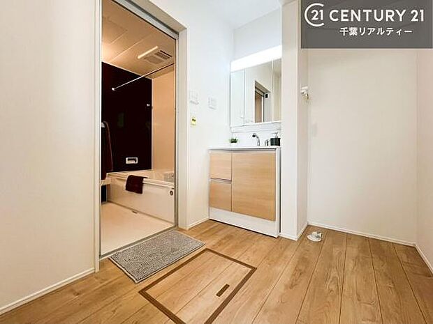 三面鏡仕様の洗面所は、身だしなみがしやすい造り！裏は収納になっています。ドライヤーやお化粧道具を片付けられるので洗面台周りをスッキリと見せることが出来ます！