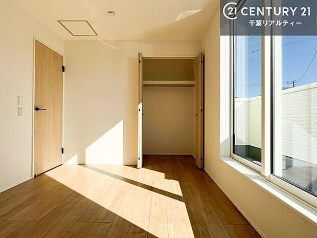 明るい室内は、風通しも良く、明るく大変居心地の良い空間となっております。リラックスして過ごせる心地の良いお部屋です！朝の目覚めがスッキリしますね！