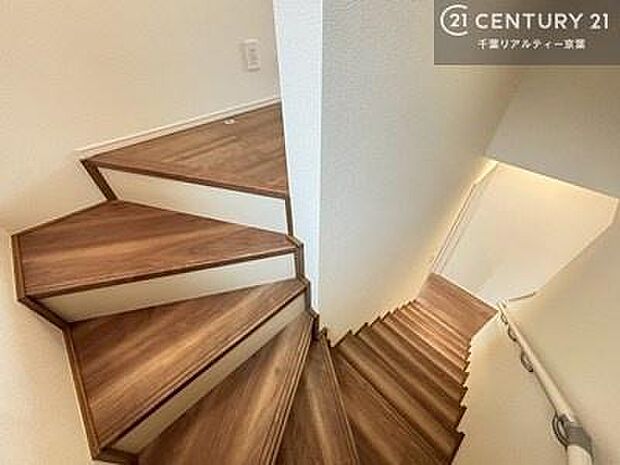 【同仕様】階段は明るく手摺りもついています。お子様やご年配の方も安心してご利用頂けますね。