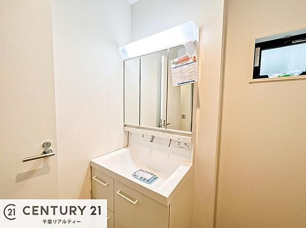 小窓のついた洗面所は、光と風が入りやすく、いつでも快適にお使いいただけます。三面鏡で使い勝手が良く、鏡裏収納も備えておりますので、日用品やスキンケア用品もすっきり整理できます。