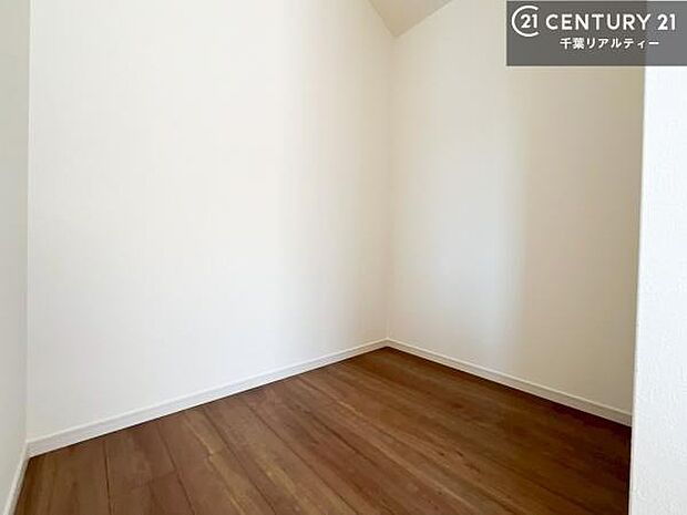 ウォークインクローゼット付きです。たくさんのお洋服などを収納しておけそうですね！他にも扇風機や加湿器など季節物の大きな家電も収納できます。