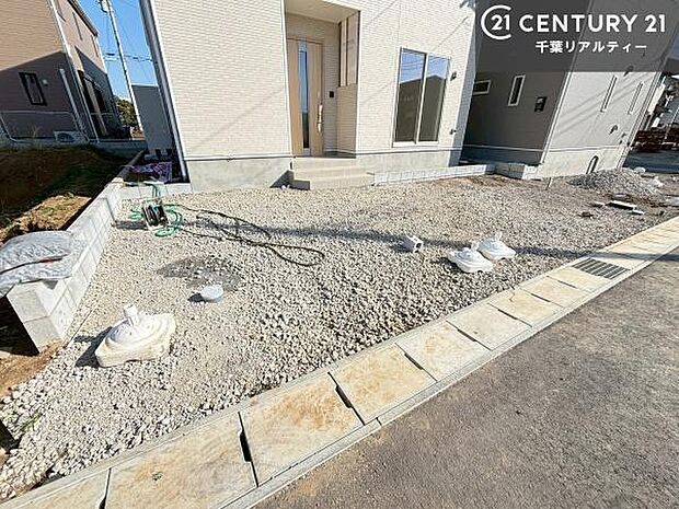 ゆったりとした駐車スペースなのでお車の運転が苦手な方も安心して車庫入れができます。自転車を置くスペースもしっかりあるので安心ですね！