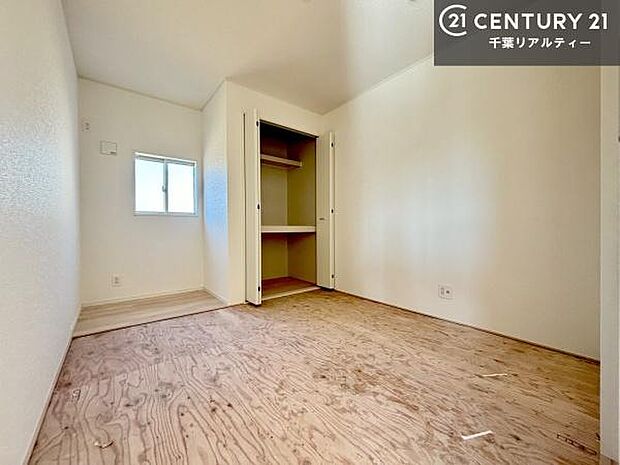 畳の香りが心地よく、客間やお子さまの遊び場、昼寝スペースなど多目的にお使いいただけます。リビングに隣接しているため、引き戸を開ければ広々とした一体感のある空間に、閉めれば個室としても利用可能。