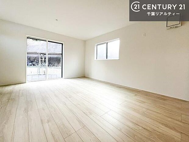 大きな窓からたっぷりの陽ざしが入る明るいリビング。開放感のあるリビングで家族団らんのくつろぎの時間を過ごせます。