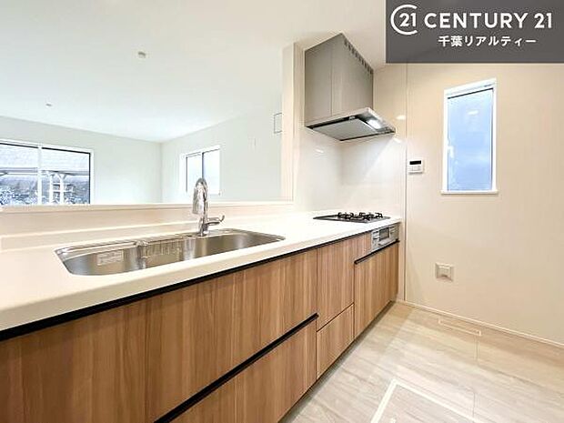 大人気の対面式システムキッチンを採用しています！ご家族のコミュニケーションが自然と増える設計です。お子様にも目が届くので嬉しいですね！広々使えて快適に作業が進みます。