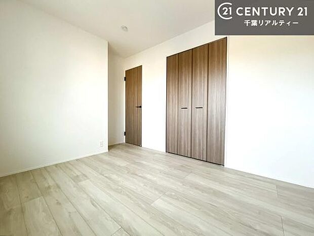 収納スペースを完備しており、衣類やおもちゃ、学用品などをすっきり整理できます。お部屋を広く使えるため、快適で整った住空間を実現します！