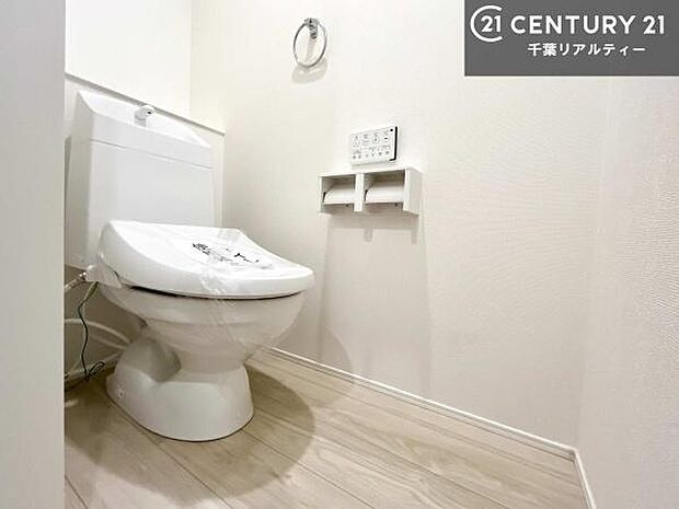 1・2階にトイレがございます！朝の忙しい時間帯も待たずにすみそうですね。白を基調とした清潔感のあるトイレでお手入れがしやすいです！