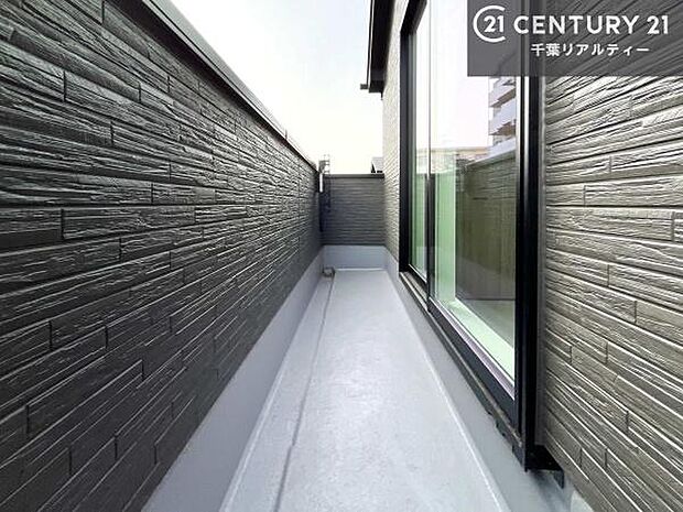 陽当たり良好なバルコニーです！晴れた日には青い空を見渡せる開放的な時間を楽しめます。