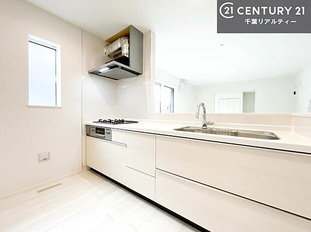 大人気の対面式システムキッチンを採用しています！ご家族のコミュニケーションが自然と増える設計です。お子様にも目が届くので嬉しいですね！広々使えて快適に作業が進みます。