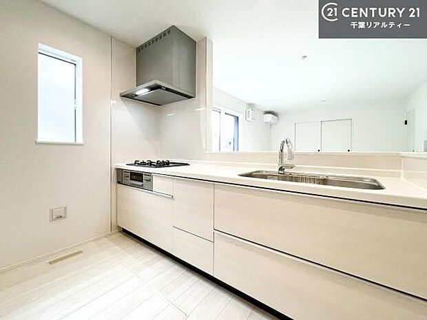 大人気の対面式システムキッチンを採用しています!ご家族のコミュニケーションが自然と増える設計です。お子様にも目が届くので嬉しいですね!広々使えて快適に作業が進みます。