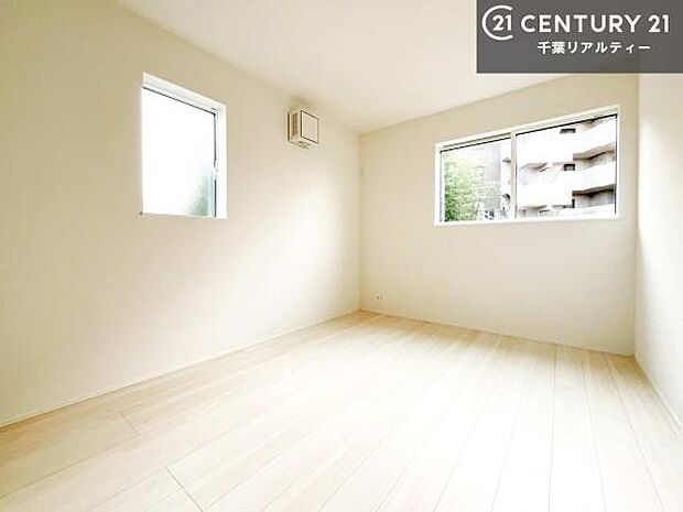 掃き出し窓がないお部屋は、お子様のお部屋としても安心です！収納スペースも充実しているので散らかったお部屋をサッと片付けられます！