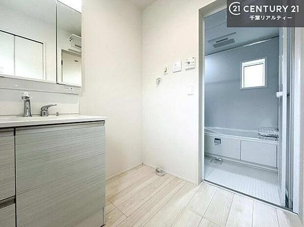 三面鏡仕様の洗面所は、身だしなみがしやすい造り!裏は収納になっています。ドライヤーやお化粧道具を片付けられるので洗面台周りをスッキリと見せることが出来ます!