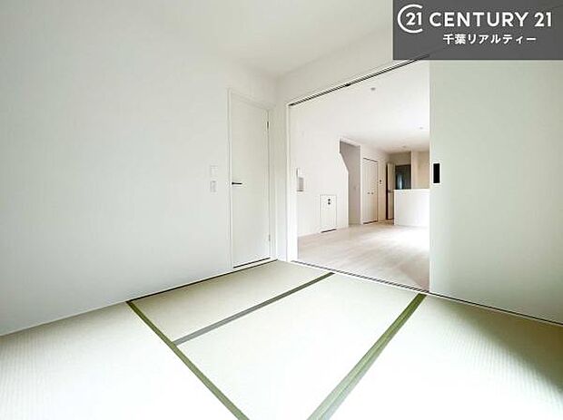 リビングと隣接した和室です！家事の休憩スペースやキッズスペースとして活用するのもよさそうですね！和室の使い方は無限大！