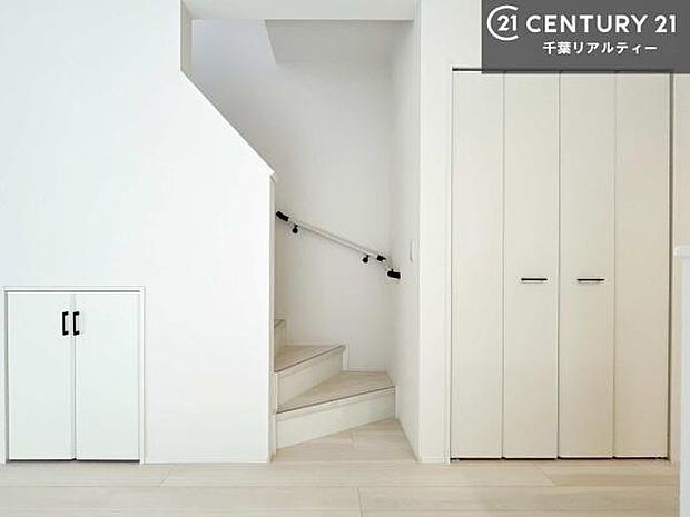 リビングイン階段でコミュニケーションが取りやすいリビング！階段は明るく手摺りもついています。お子様やご年配の方も安心してご利用頂けますね！