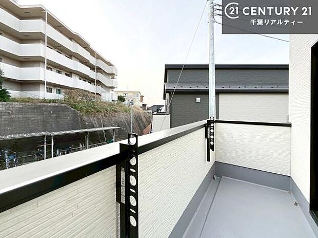 晴れた日には青い空を見渡せる開放的な時間を楽しめます。気持ちの良い風が通り抜ける街並みです！