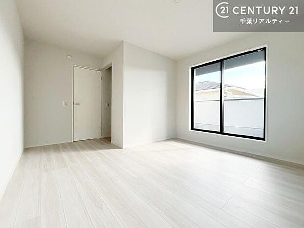 バルコニーに面している和室です。明るく温もりがあり、換気もしっかりできます！朝起きて、外に出て背伸びをしつつ深呼吸をし良い朝を迎え入れることができます。